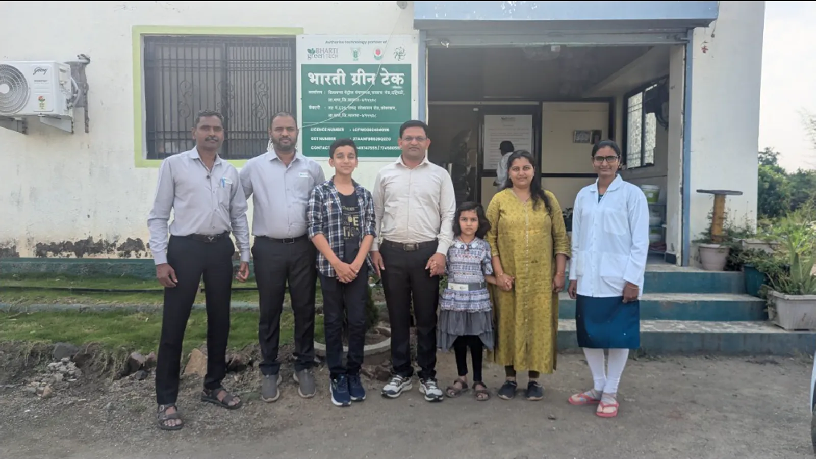 Dr Rajiv Kale and others during a visit to Bharti Green Tech